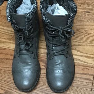 Cute pair of ladies 9 1/2 grey boots by Mudd,